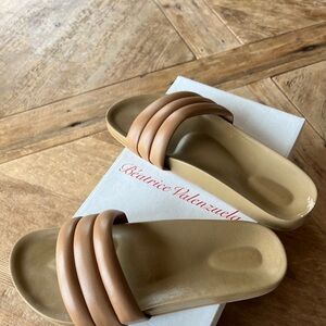Like new Beatrice Valenzuela sandalia - Size 8